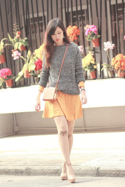 Mix váy ngắn cùng với tất cao quá đầu gối sẽ đem lại cho bạn vẻ dễ thương mà vẫn rất cá tính. Vẻ đẹp dịu dàng và dễ thương của chân váy xòe kết hợp với vẻ đẹp thanh lịch của áo sơ mi tạo nên một phong cách cực hoàn hảo. Váy ngắn + áo pull = một phong cách đậm chất teen Thêm áo khoác nhẹ nhàng cho ngày trở gió Áo sơ mi diện trong áo len hoặc áo pull mix cùng chân váy sẽ đem lại cho bạn vẻ trẻ trung thanh lịch.