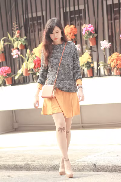 Mix váy ngắn cùng với tất cao quá đầu gối sẽ đem lại cho bạn vẻ dễ thương mà vẫn rất cá tính. Vẻ đẹp dịu dàng và dễ thương của chân váy xòe kết hợp với vẻ đẹp thanh lịch của áo sơ mi tạo nên một phong cách cực hoàn hảo. Váy ngắn + áo pull = một phong cách đậm chất teen Thêm áo khoác nhẹ nhàng cho ngày trở gió Áo sơ mi diện trong áo len hoặc áo pull mix cùng chân váy sẽ đem lại cho bạn vẻ trẻ trung thanh lịch.