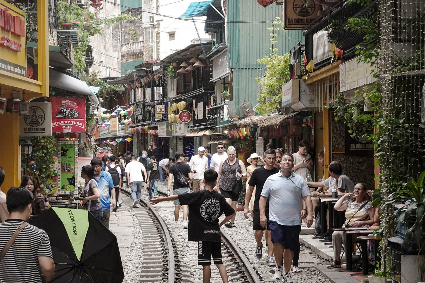 Cảnh khó tin ở phố cà phê đường tàu sau vụ cô gái lao ra đường ray ảnh 7