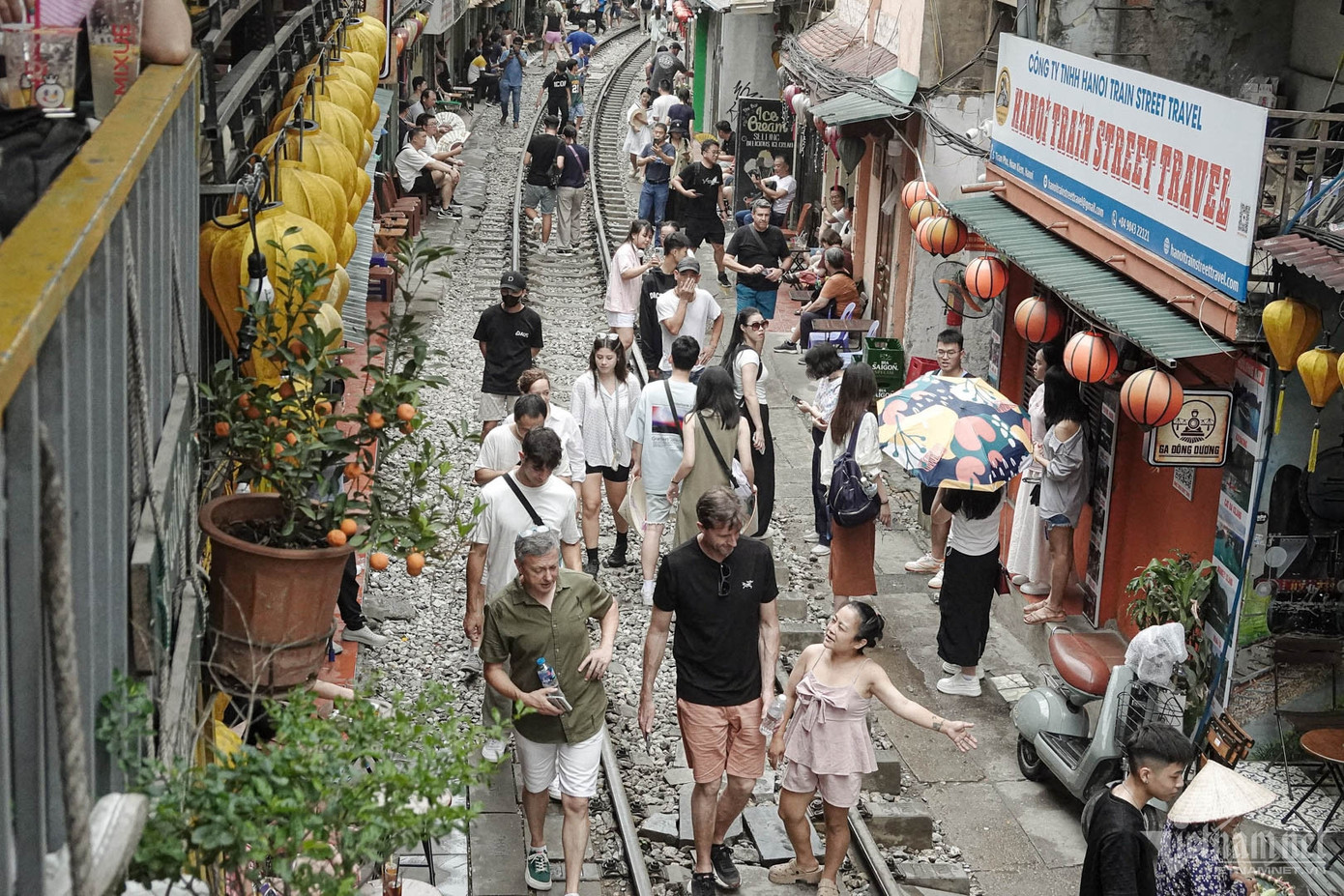 Cảnh khó tin ở phố cà phê đường tàu sau vụ cô gái lao ra đường ray ảnh 6 Cảnh khó tin ở phố cà phê đường tàu sau vụ cô gái lao ra đường ray ảnh 6