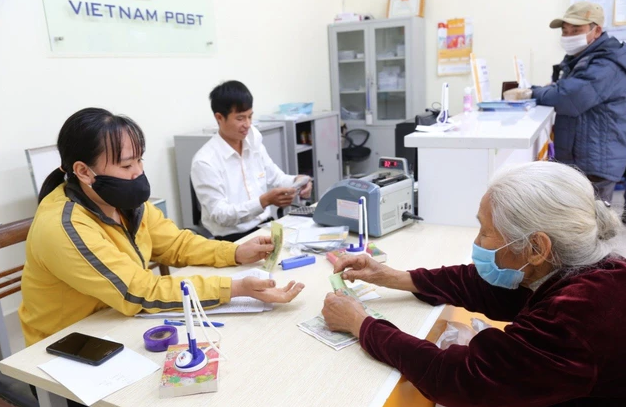 Chi trả lương hưu cho người thụ hưởng. Ảnh: Internet