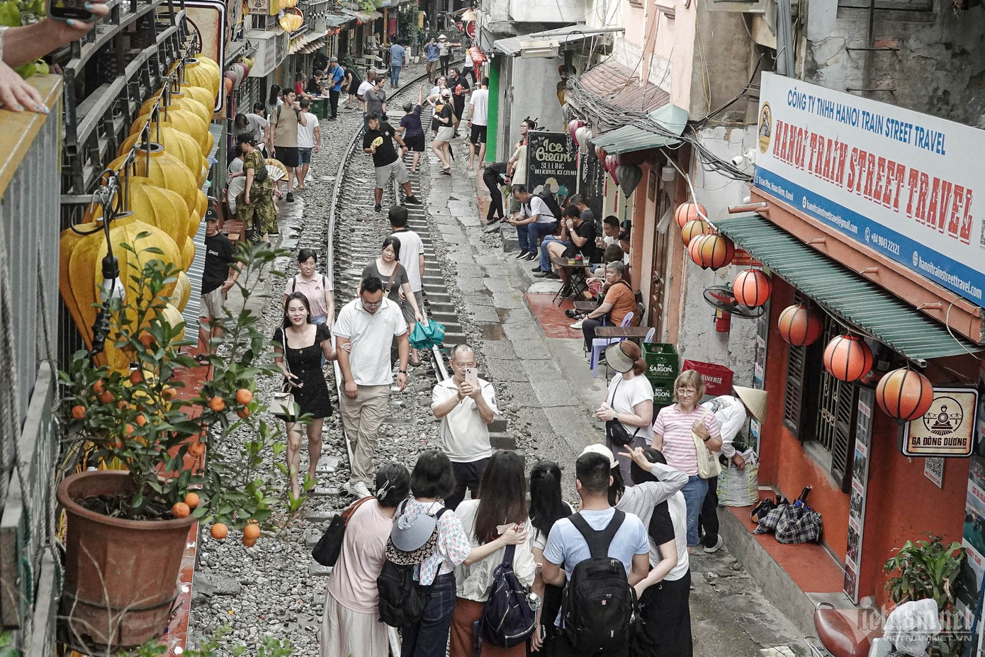 Cảnh khó tin ở phố cà phê đường tàu sau vụ cô gái lao ra đường ray ảnh 2