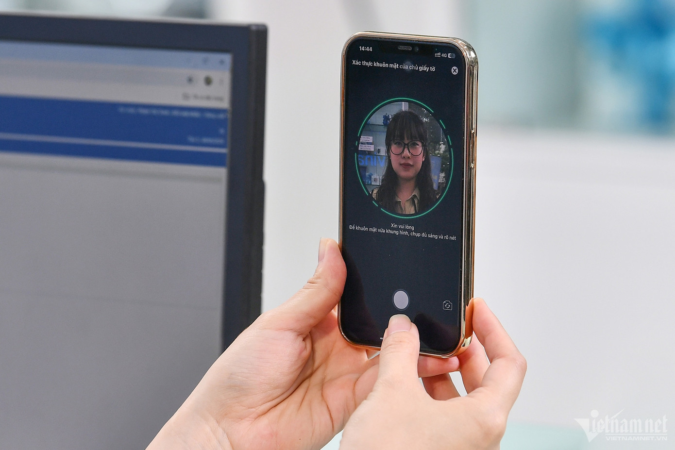 Xác thực sinh trắc học trên ứng dụng của ngân hàng. Ảnh: Hoàng Hà. Xác thực sinh trắc học trên ứng dụng của ngân hàng. Ảnh: Hoàng Hà.