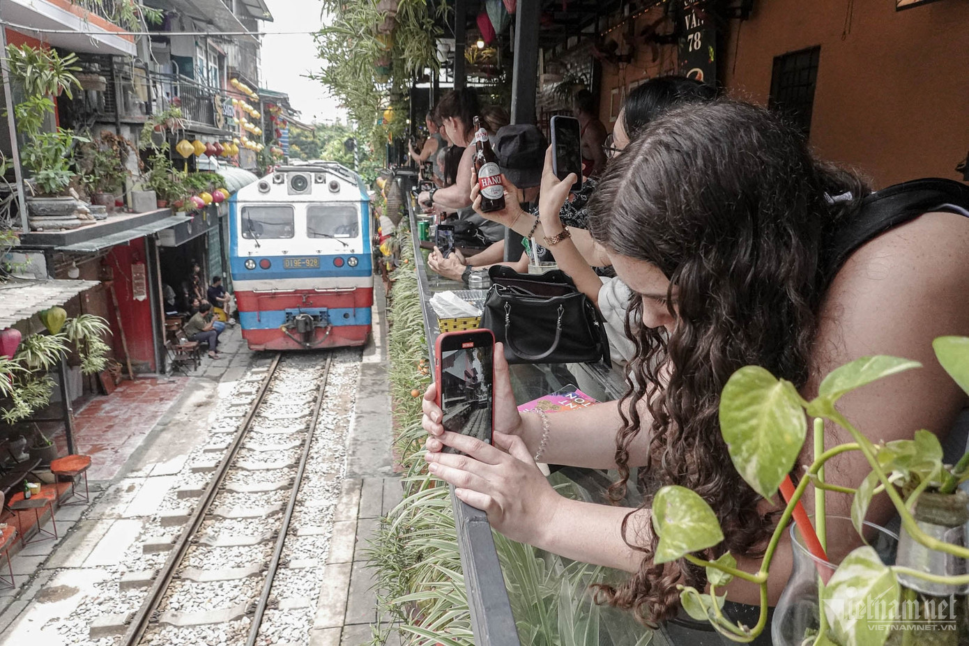 Du khách chăm chú dõi theo, chụp hình và quay phim đoàn tàu. Du khách chăm chú dõi theo, chụp hình và quay phim đoàn tàu.