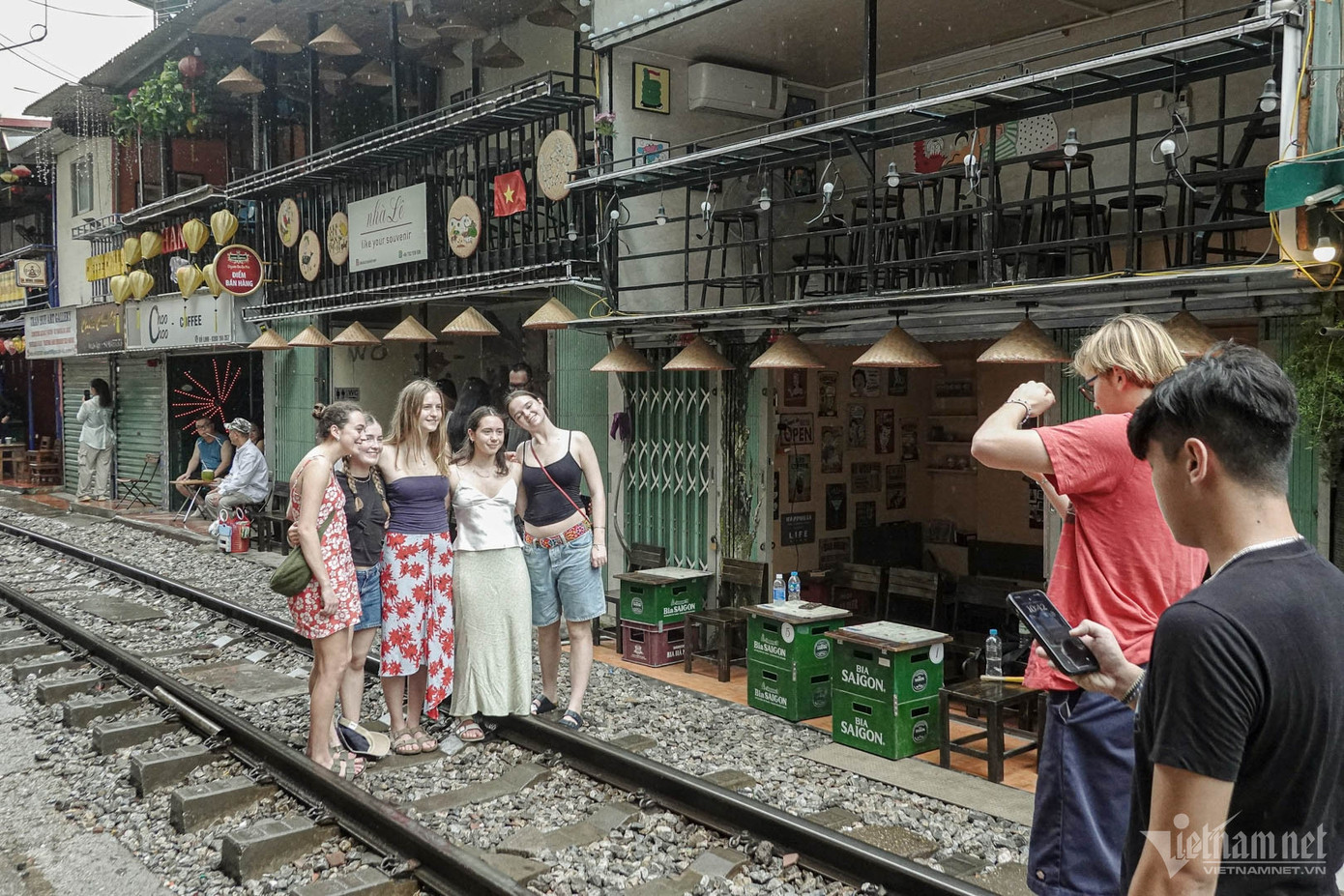 Cảnh khó tin ở phố cà phê đường tàu sau vụ cô gái lao ra đường ray ảnh 1 Cảnh khó tin ở phố cà phê đường tàu sau vụ cô gái lao ra đường ray ảnh 1