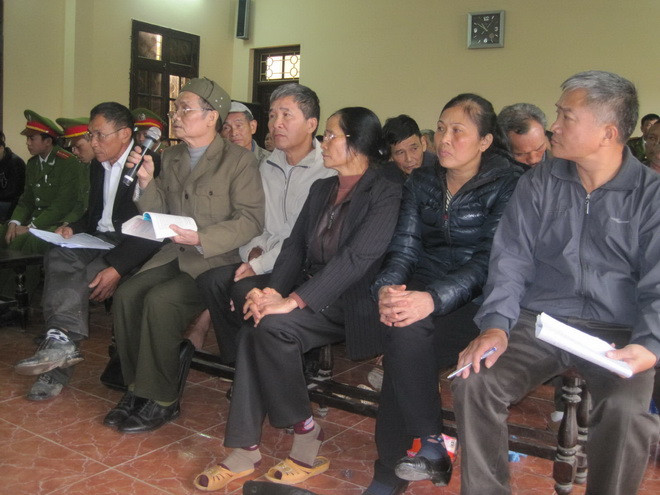 Người bị hại Lê Thạch Bàn (cầm micro) đang tranh luận với đại diện VKSND 