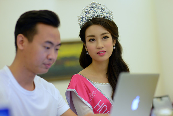 Hoa hậu Việt Nam cùng 2 Á hậu giao lưu trực tuyến với bạn đọc ảnh 10