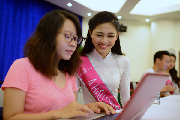 Hoa hậu Việt Nam cùng 2 Á hậu giao lưu trực tuyến với bạn đọc ảnh 13