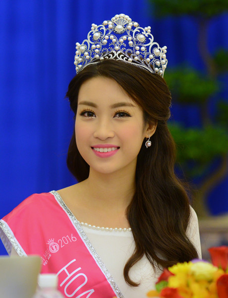 Hoa hậu Việt Nam cùng 2 Á hậu giao lưu trực tuyến với bạn đọc ảnh 48