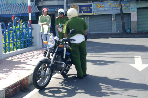 CSTT xử phạt vi phạm giao thông trên đường ven kênh Nhiêu Lộc (Q.3)