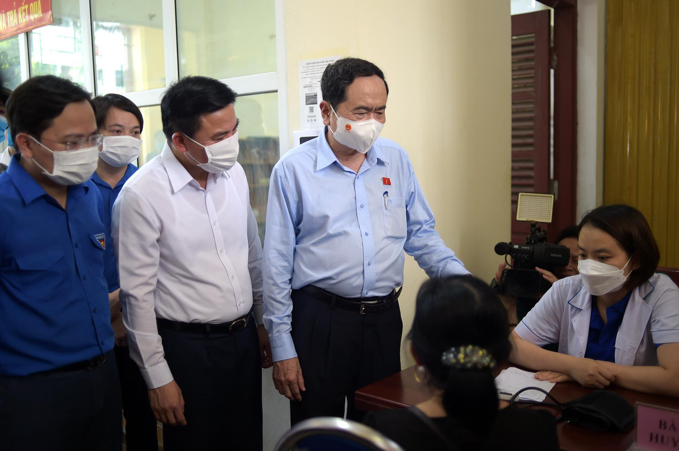 Đoàn công tác đã đến thăm đội hình khám, tư vấn sức khỏe cho bệnh nhân hậu COVID-19