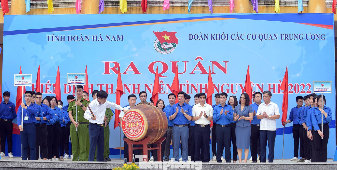Nghi thức đánh trống ra quân Chiến dịch Thanh niên tình nguyện hè năm 2022 của tuổi trẻ Khối các cơ quan T.Ư và tuổi trẻ Hà Nam. Nghi thức đánh trống ra quân Chiến dịch Thanh niên tình nguyện hè năm 2022 của tuổi trẻ Khối các cơ quan T.Ư và tuổi trẻ Hà Nam.
