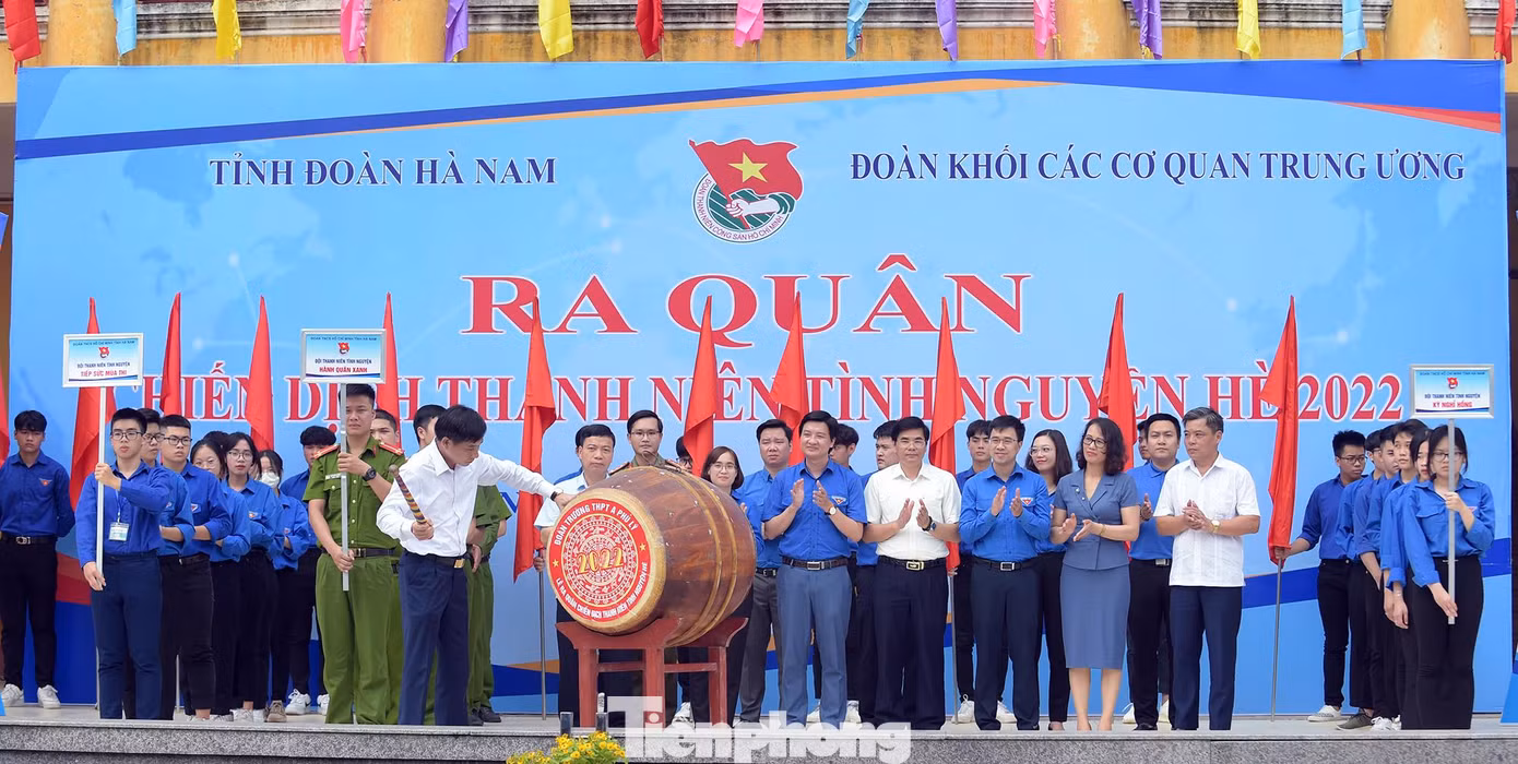 Nghi thức đánh trống ra quân Chiến dịch Thanh niên tình nguyện hè năm 2022 của tuổi trẻ Khối các cơ quan T.Ư và tuổi trẻ Hà Nam.