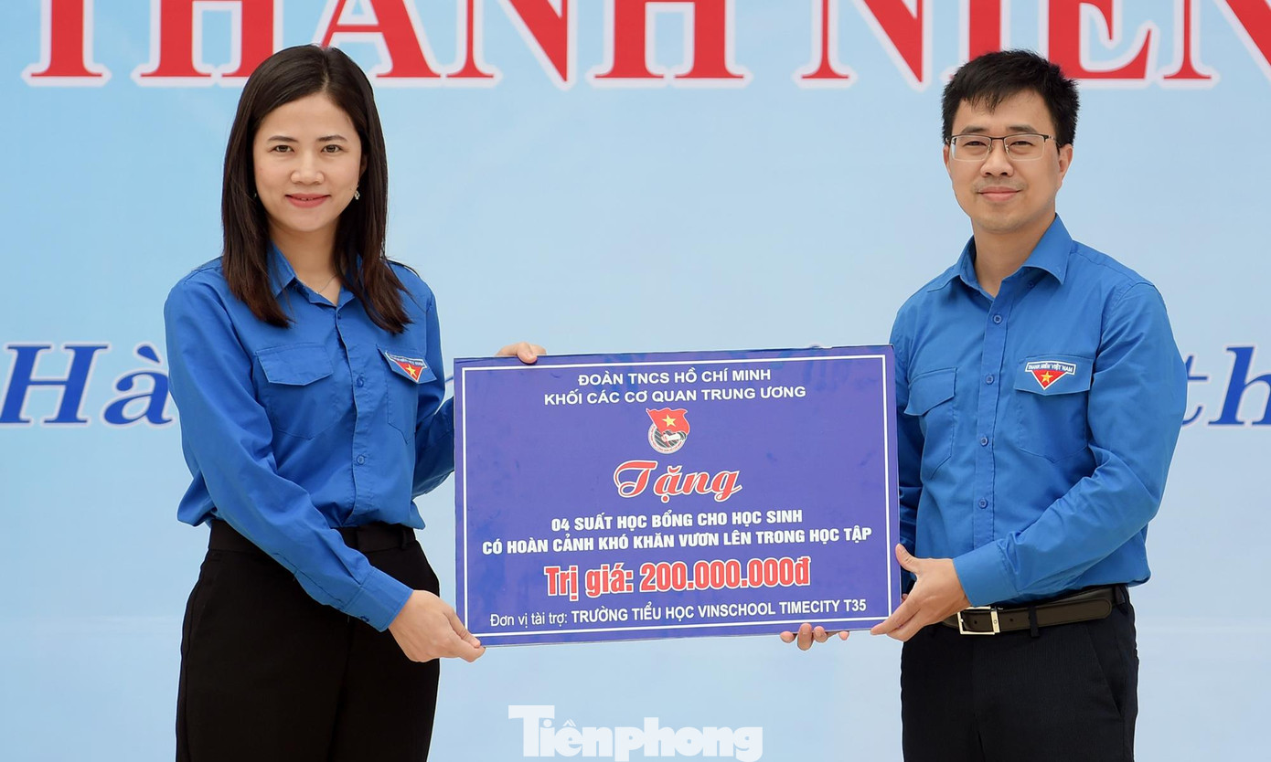 Anh Bùi Hoàng Tùng trao biển tặng 4 suất học bổng cho học sinh có hoàn cảnh khó khăn tại chương trình. Anh Bùi Hoàng Tùng trao biển tặng 4 suất học bổng cho học sinh có hoàn cảnh khó khăn tại chương trình.