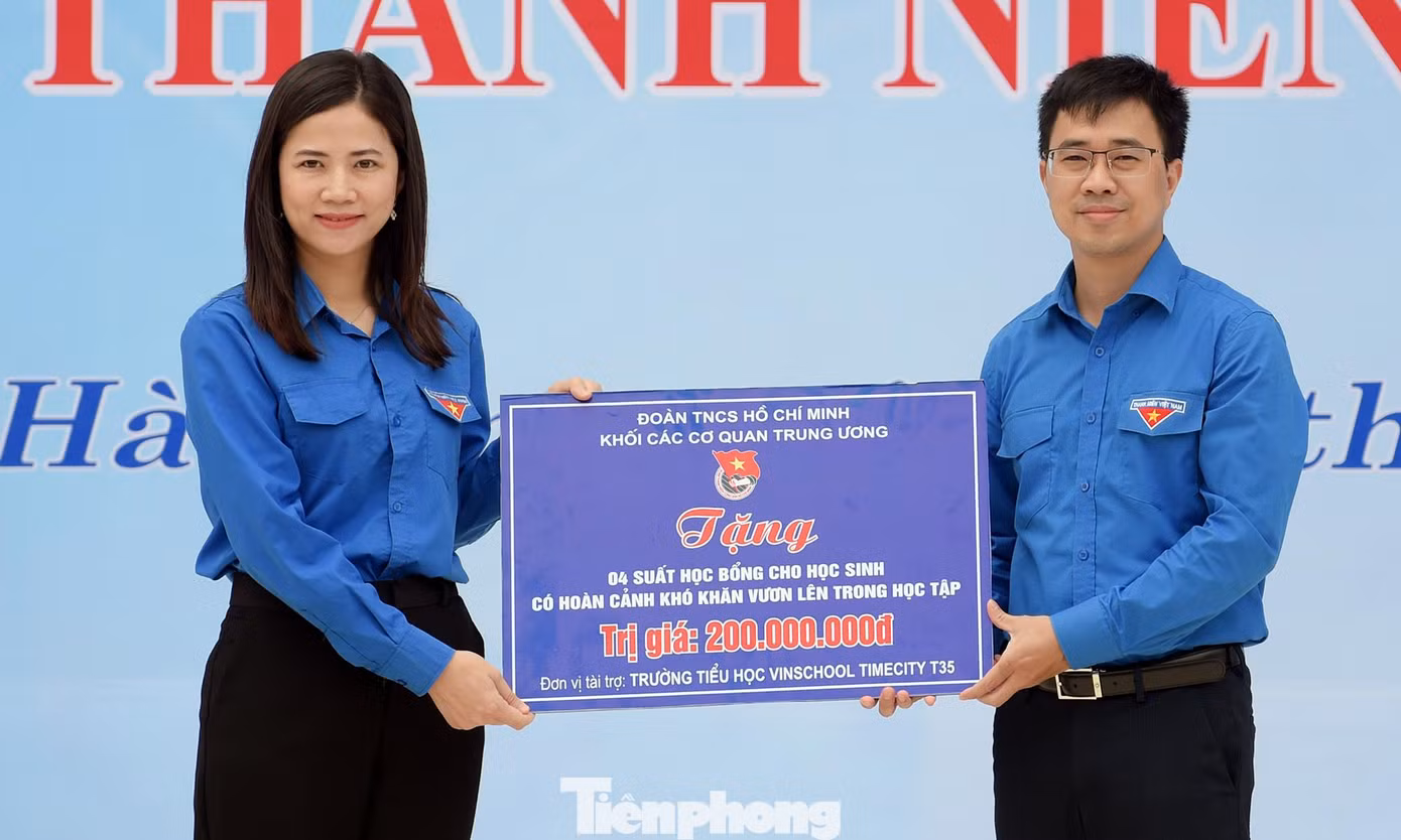 Anh Bùi Hoàng Tùng trao biển tặng 4 suất học bổng cho học sinh có hoàn cảnh khó khăn tại chương trình.