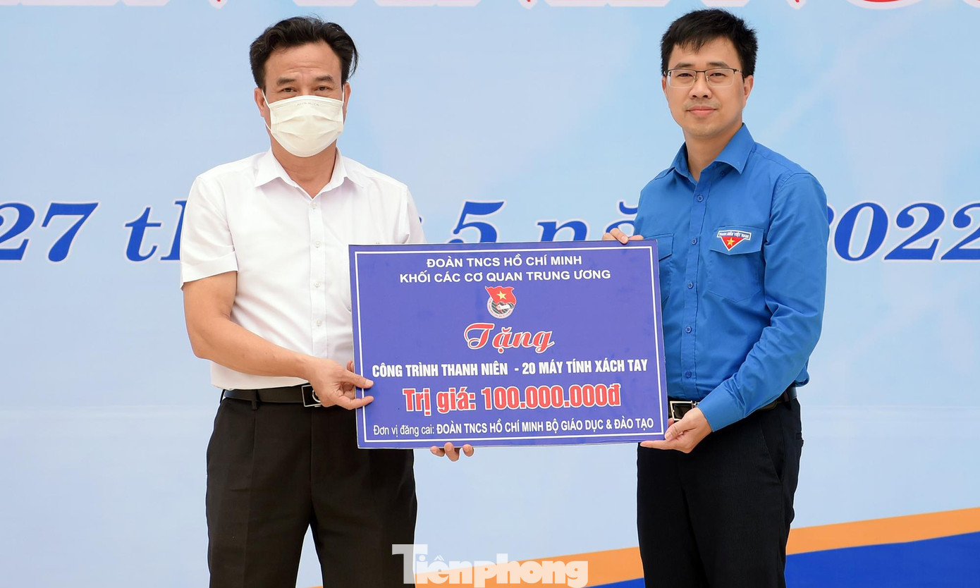 Anh Bùi Hoàng Tùng trao biển công trình thanh niên 20 máy tính xách tay tại chương trình Anh Bùi Hoàng Tùng trao biển công trình thanh niên 20 máy tính xách tay tại chương trình