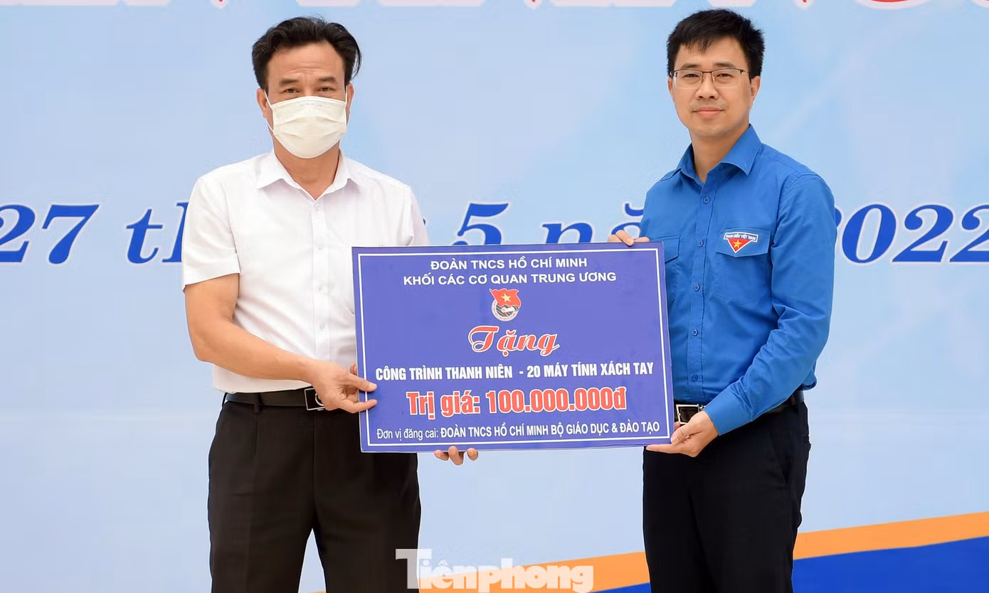 Anh Bùi Hoàng Tùng trao biển công trình thanh niên 20 máy tính xách tay tại chương trình