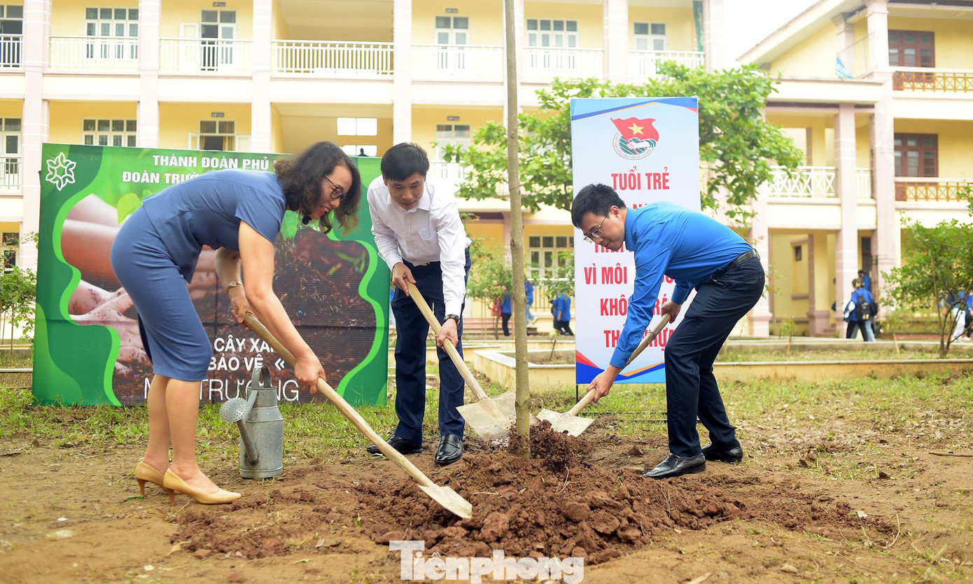 Sau lễ ra quân, các đại biểu trồng cây chung tay bảo vệ môi trường Sau lễ ra quân, các đại biểu trồng cây chung tay bảo vệ môi trường