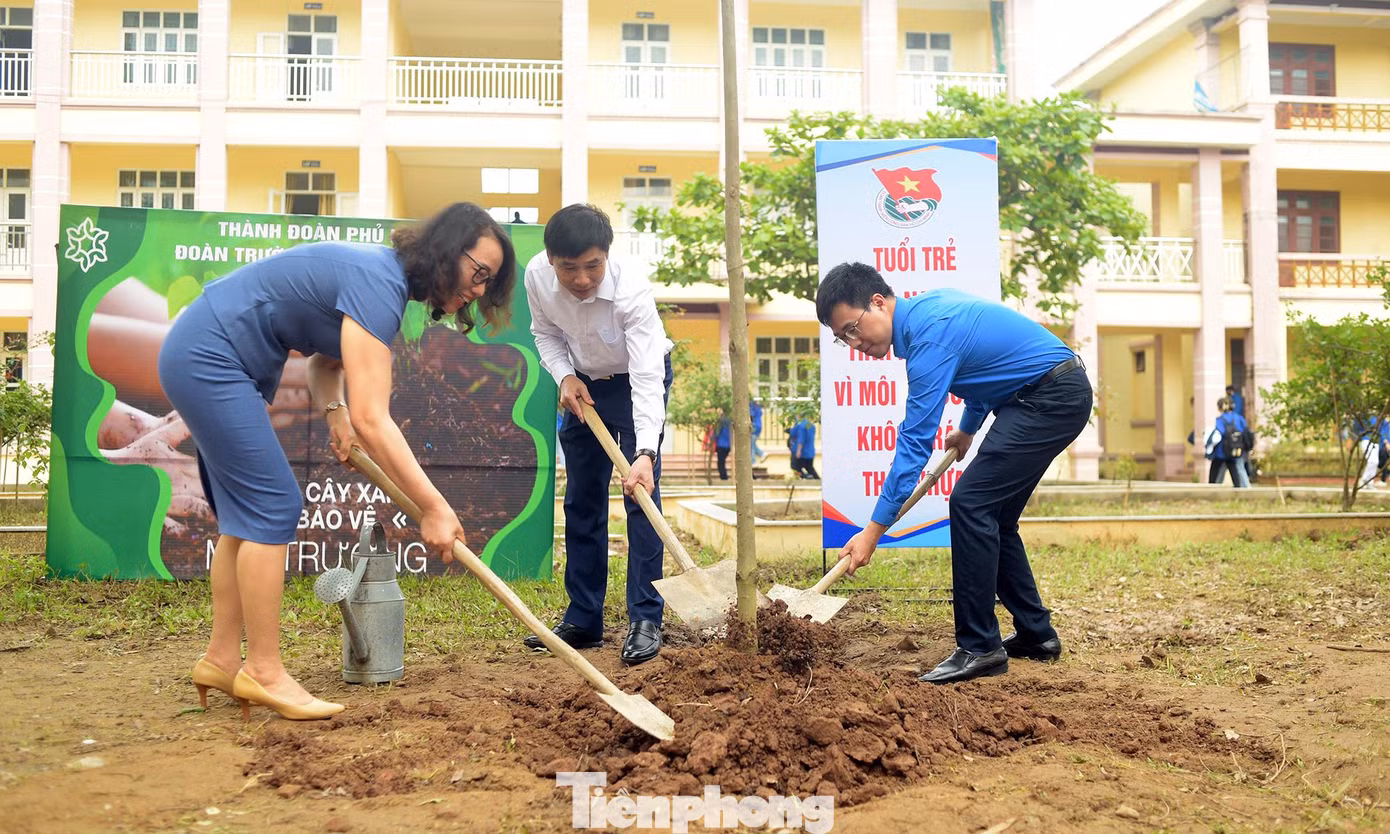 Sau lễ ra quân, các đại biểu trồng cây chung tay bảo vệ môi trường