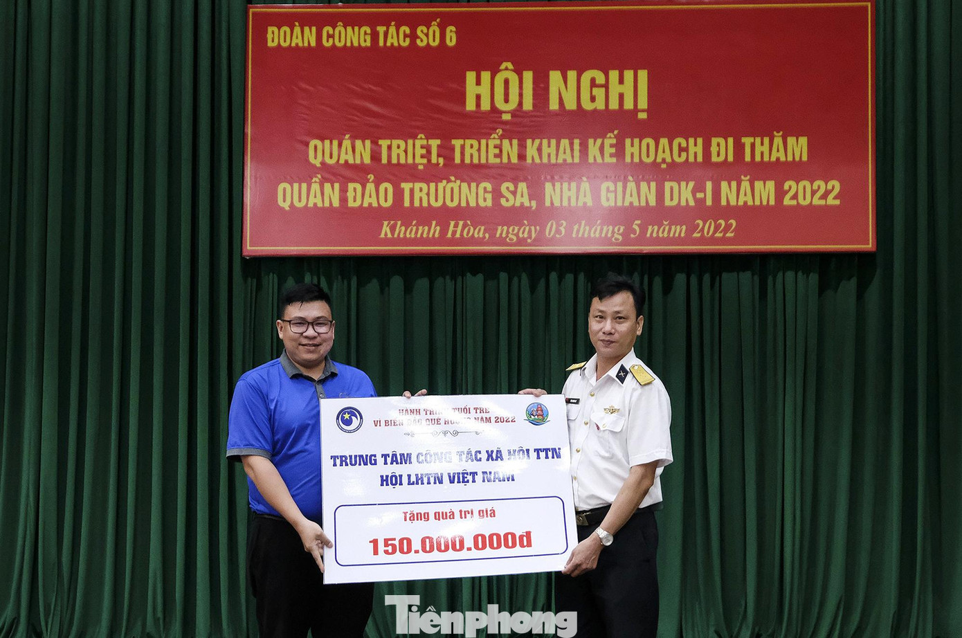 Đại diện các đơn vị trao biển tặng quà "Hành trình tuổi trẻ vì biển đảo quê hương" năm 2022. Ảnh: Hoàng Mạnh Thắng Đại diện các đơn vị trao biển tặng quà "Hành trình tuổi trẻ vì biển đảo quê hương" năm 2022. Ảnh: Hoàng Mạnh Thắng