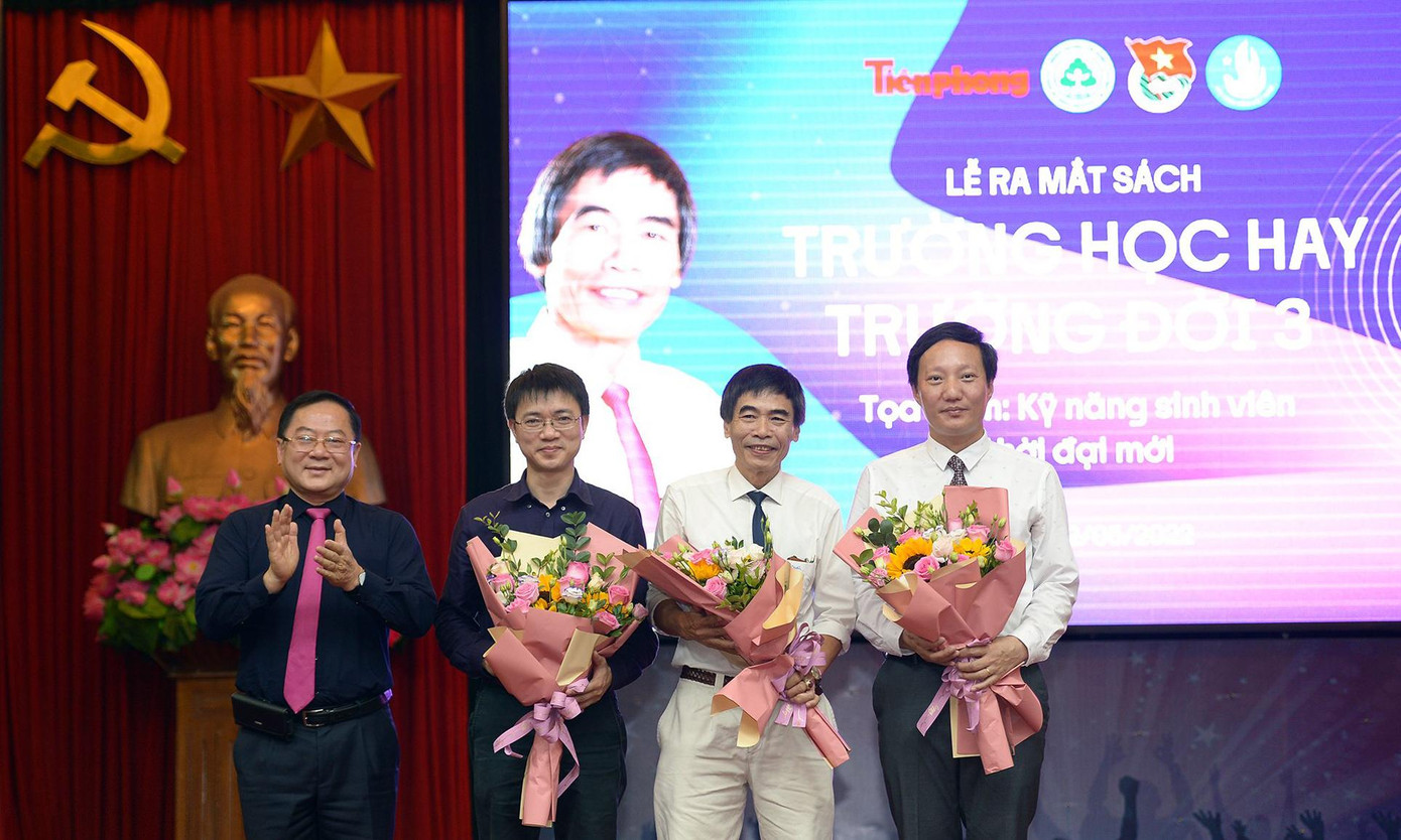 Nhà báo Lê Xuân Sơn tặng hoa đại diện các tác giả "Trường học hay Trường đời 3". Ảnh: Dương Triều. Nhà báo Lê Xuân Sơn tặng hoa đại diện các tác giả "Trường học hay Trường đời 3". Ảnh: Dương Triều.