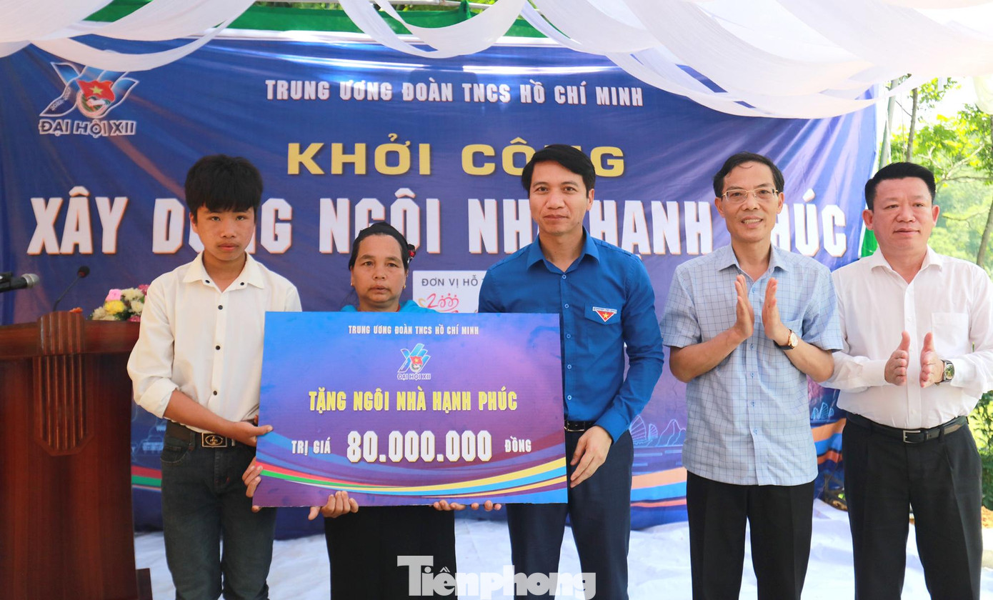 Anh Nguyễn Ngọc Lương trao tặng biển ngôi nhà hạnh phúc em Hà Văn Việt. Ảnh: Như Ý Anh Nguyễn Ngọc Lương trao tặng biển ngôi nhà hạnh phúc em Hà Văn Việt. Ảnh: Như Ý