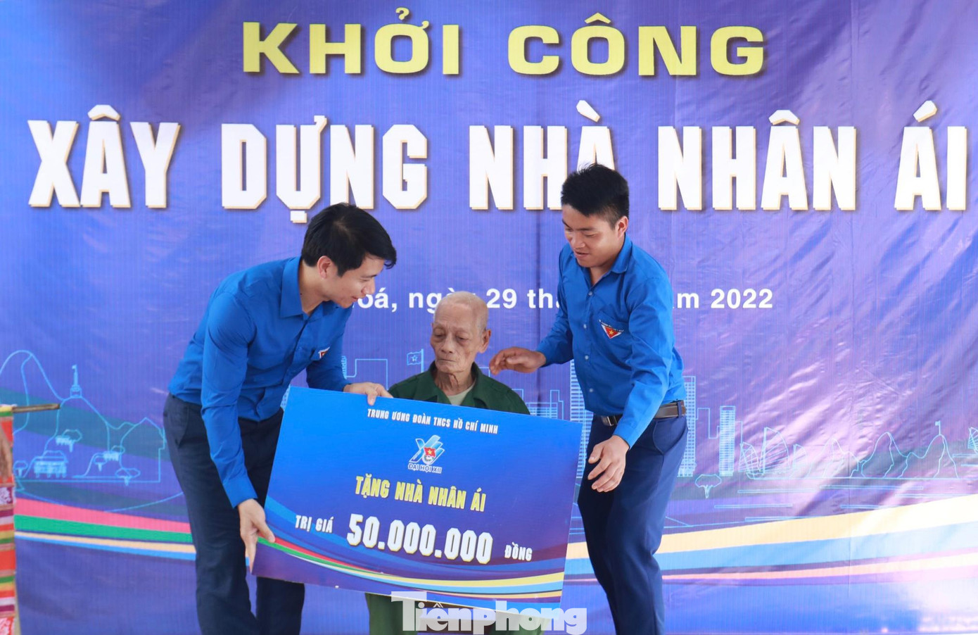 Anh Nguyễn Ngọc Lương trao biển công trình tới ông Hà Công Ích. Ảnh: Như Ý Anh Nguyễn Ngọc Lương trao biển công trình tới ông Hà Công Ích. Ảnh: Như Ý