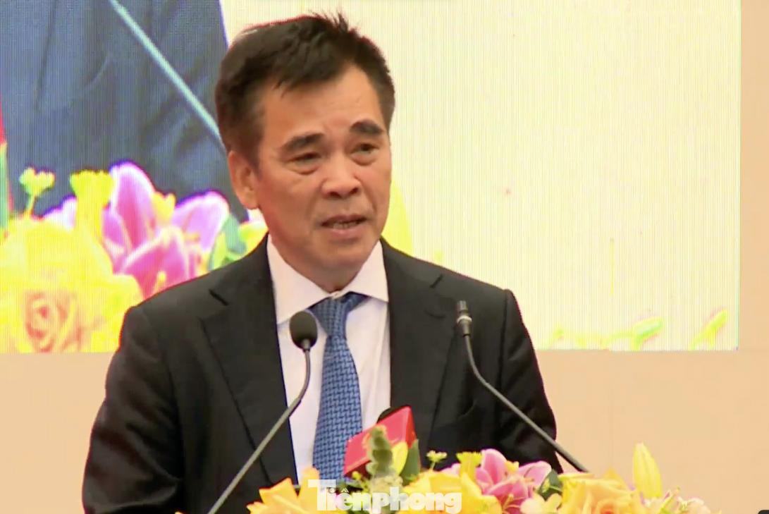 Ông Đinh Bá Thành mong muốn những người trẻ hãy nuôi dưỡng “Khát vọng làm người Việt” để xây dựng nền văn hóa thật Việt Nam. Ông Đinh Bá Thành mong muốn những người trẻ hãy nuôi dưỡng “Khát vọng làm người Việt” để xây dựng nền văn hóa thật Việt Nam.