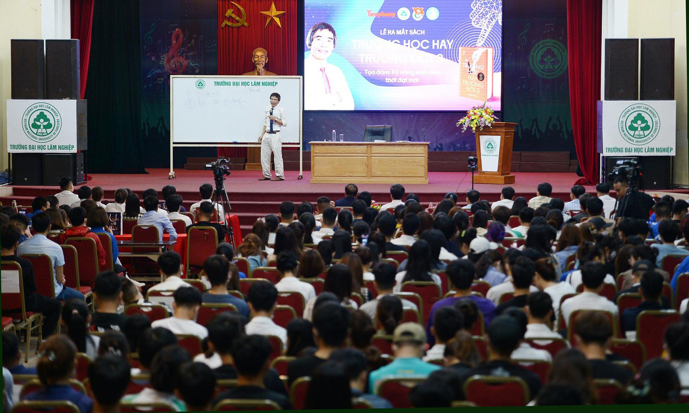 Tại chương trình tọa đàm, nhiều sinh viên đã gửi tới những câu hỏi về các vấn đề khởi nghiệp, kinh nghiệm tích lũy kiến thức, kỹ năng "xuyên môn" và "chuyên môn"... Tại chương trình tọa đàm, nhiều sinh viên đã gửi tới những câu hỏi về các vấn đề khởi nghiệp, kinh nghiệm tích lũy kiến thức, kỹ năng "xuyên môn" và "chuyên môn"...