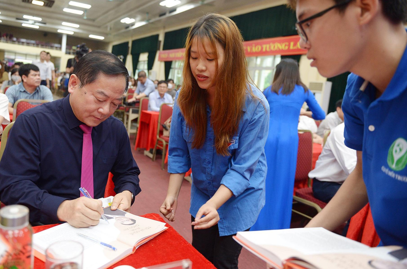 Nhà báo Lê Xuân Sơn ký tặng đặc san “Trường học hay Trường đời 3” tặng sinh viên ĐH Lâm nghiệp. Ảnh: Dương Triều Nhà báo Lê Xuân Sơn ký tặng đặc san “Trường học hay Trường đời 3” tặng sinh viên ĐH Lâm nghiệp. Ảnh: Dương Triều