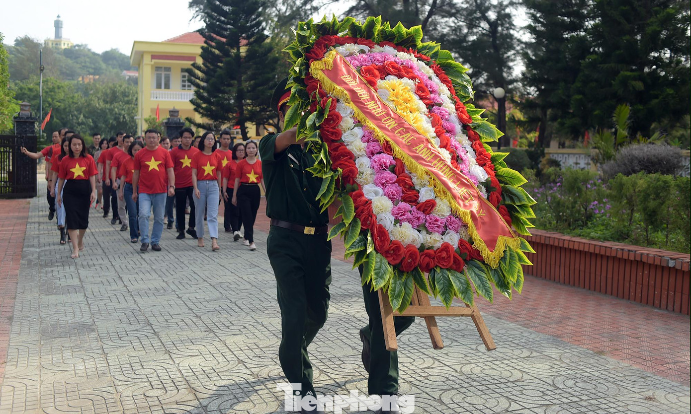 Đoàn dâng hương và đặt vòng hoa tại nghĩa trang liệt sĩ trên đảo Đoàn dâng hương và đặt vòng hoa tại nghĩa trang liệt sĩ trên đảo