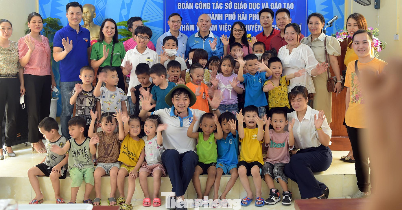 Nhiều phần quà ý nghĩa trao tặng học sinh mầm non và tiểu học trên đảo. Ảnh: Xuân Tùng Nhiều phần quà ý nghĩa trao tặng học sinh mầm non và tiểu học trên đảo. Ảnh: Xuân Tùng