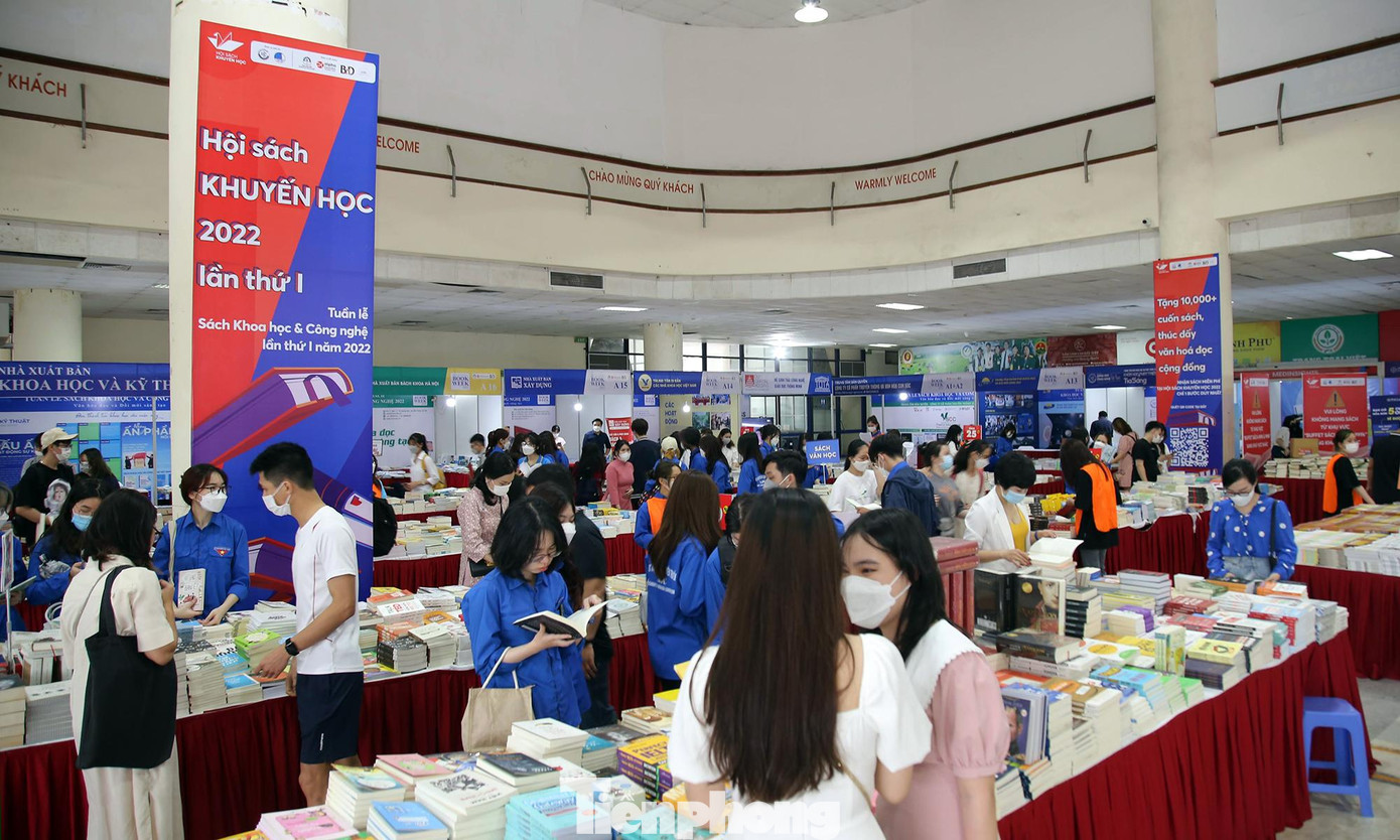 Tuần lễ Sách Khoa học và Công nghệ lần thứ I năm 2022 tại Hà Nội ngày 14/5. Ảnh: Lâm Đăng Hải Tuần lễ Sách Khoa học và Công nghệ lần thứ I năm 2022 tại Hà Nội ngày 14/5. Ảnh: Lâm Đăng Hải