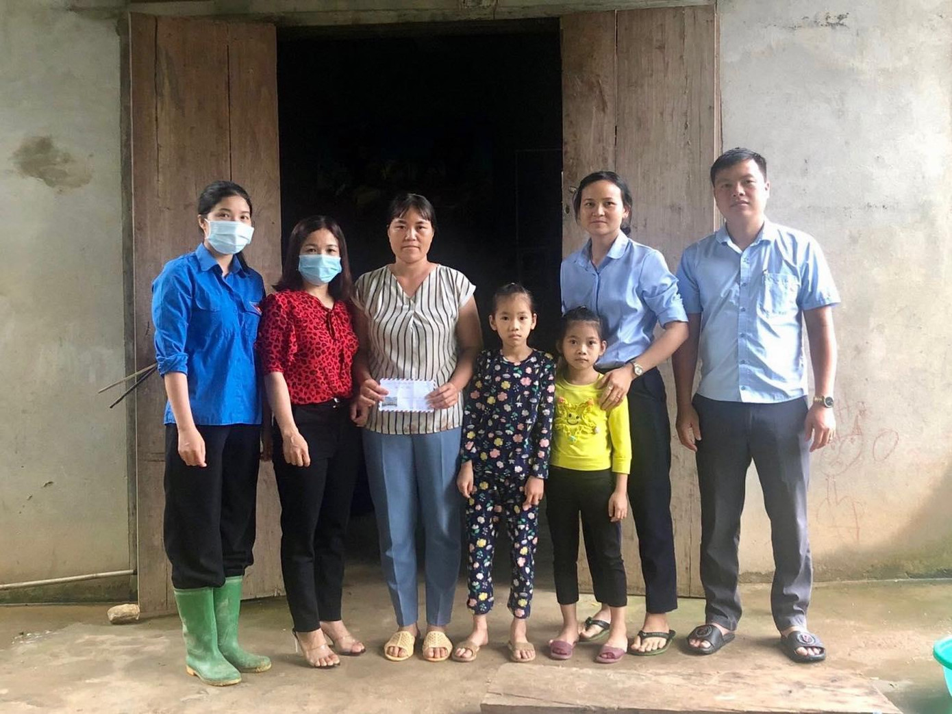 Thăm hỏi, động viên các gia đình bị thiệt hại do mưa lũ