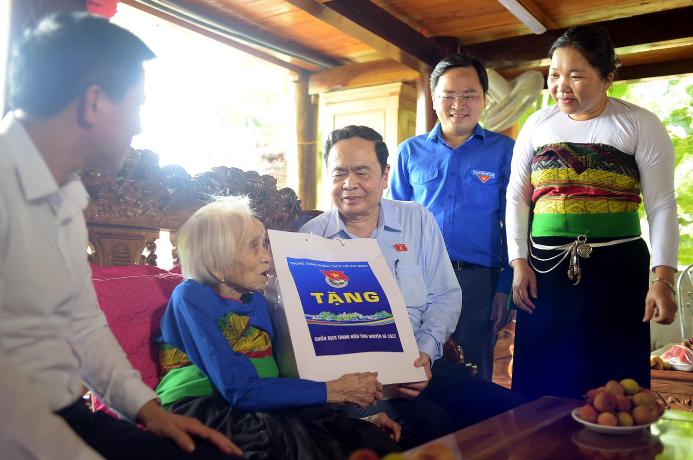 Đoàn thăm, tặng quà Mẹ Việt Nam Anh hùng Hà Thị Tứm