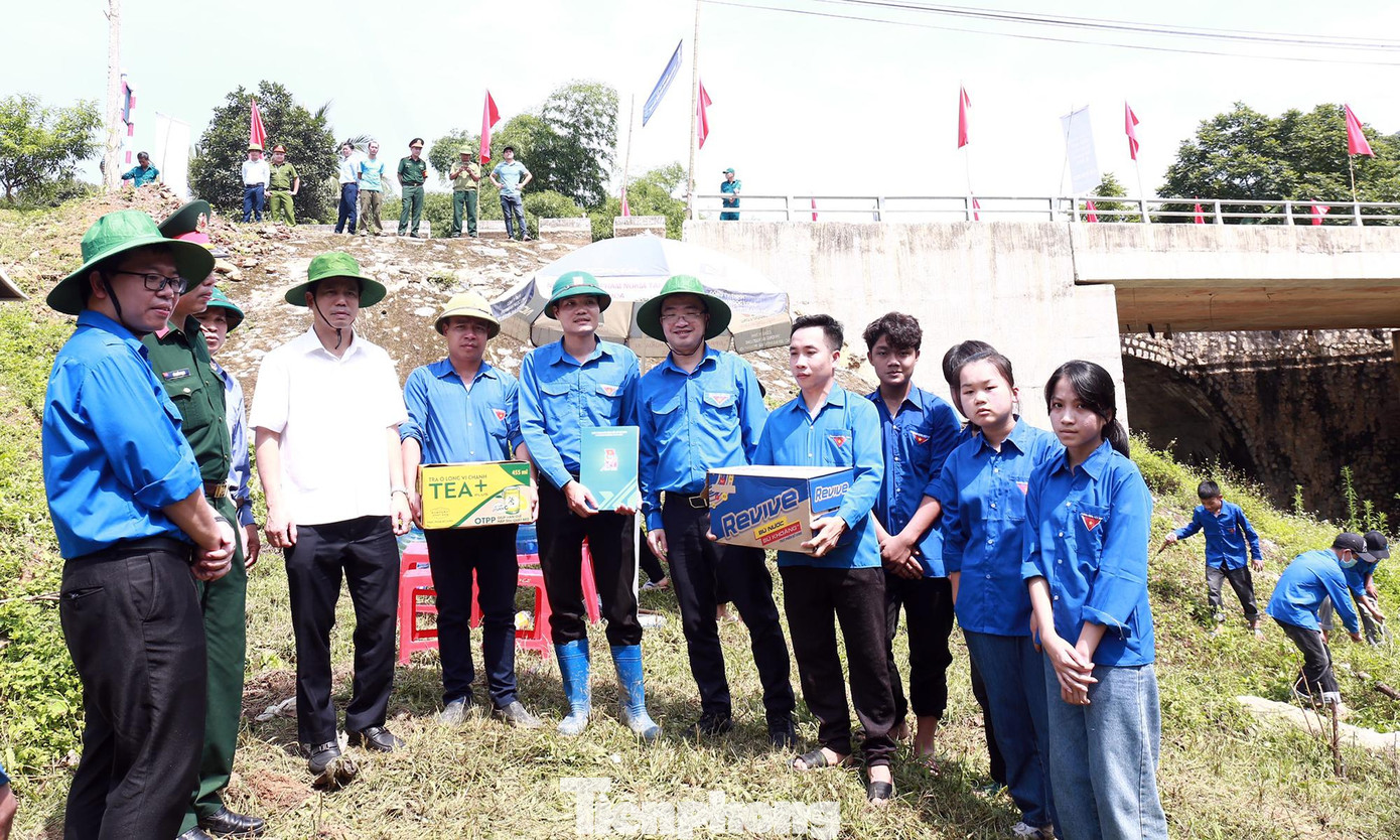Anh Nguyễn Tường Lâm tặng quà đội hình thanh niên tình nguyện nạo vét kênh mương. Ảnh: Vương Bảo Anh Anh Nguyễn Tường Lâm tặng quà đội hình thanh niên tình nguyện nạo vét kênh mương. Ảnh: Vương Bảo Anh