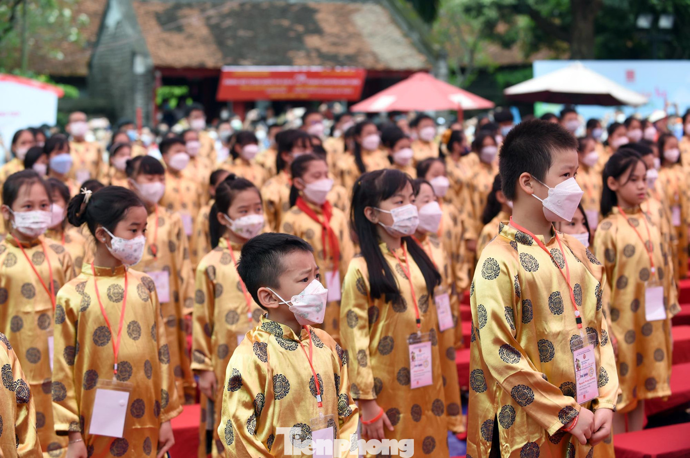 Các sĩ tử lọt vào vòng chung kết hội thi đến từ các tỉnh thành có mặt tại Văn Miếu Quốc Tử Giám ngày 8/5. Ảnh: Xuân Tùng Các sĩ tử lọt vào vòng chung kết hội thi đến từ các tỉnh thành có mặt tại Văn Miếu Quốc Tử Giám ngày 8/5. Ảnh: Xuân Tùng