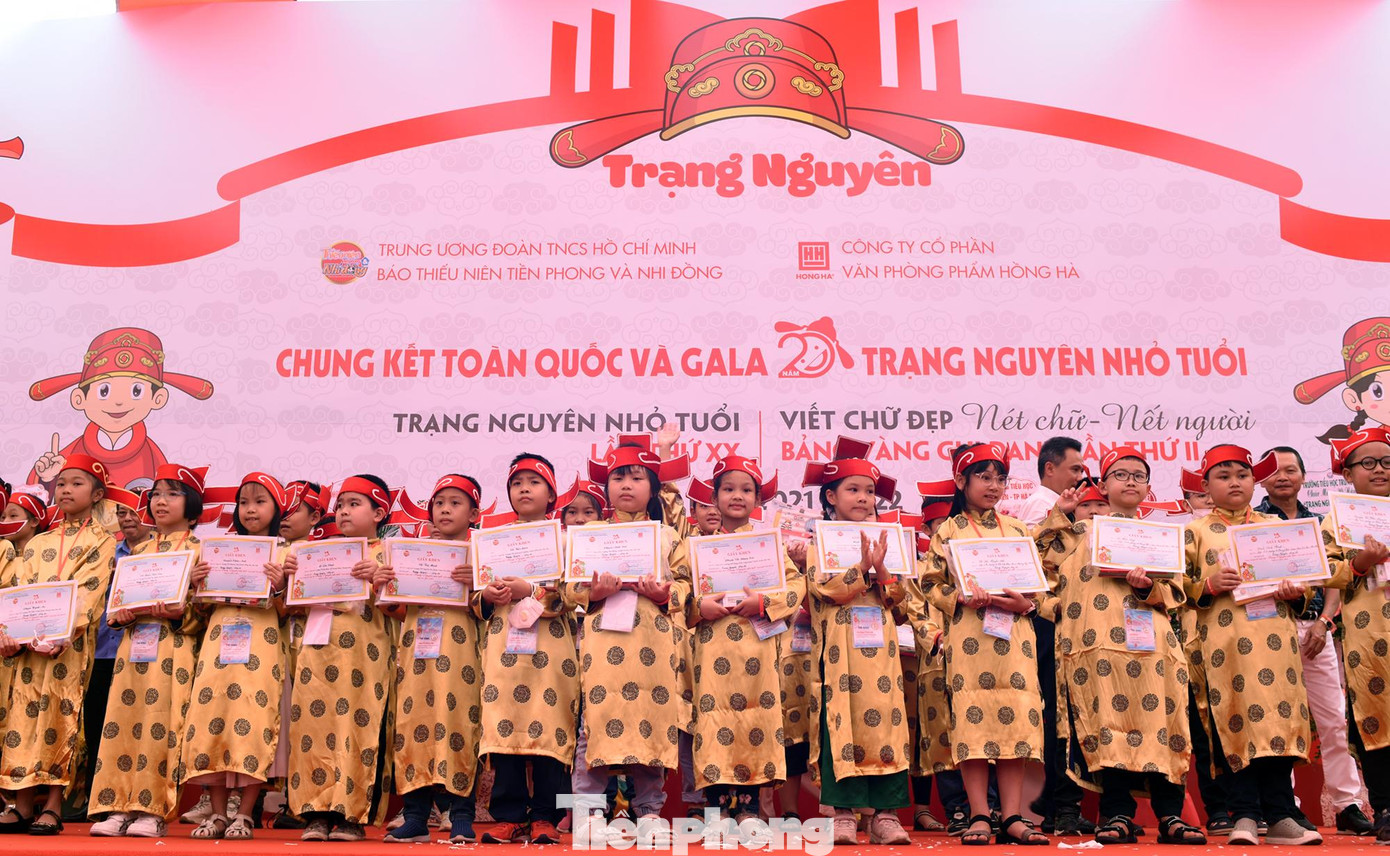 Các thí sinh nhận giải Trạng nguyên đồng đội của hội thi Trạng nguyên nhỏ tuổi lần thứ 20. Ảnh: Xuân Tùng Các thí sinh nhận giải Trạng nguyên đồng đội của hội thi Trạng nguyên nhỏ tuổi lần thứ 20. Ảnh: Xuân Tùng