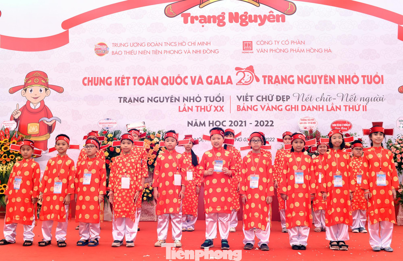 Các thí sinh đoạt giải Trạng nguyên của Trạng nguyên nhỏ tuổi và giải Trạng nguyên Bảng vàng ghi danh. Ảnh: Xuân Tùng Các thí sinh đoạt giải Trạng nguyên của Trạng nguyên nhỏ tuổi và giải Trạng nguyên Bảng vàng ghi danh. Ảnh: Xuân Tùng