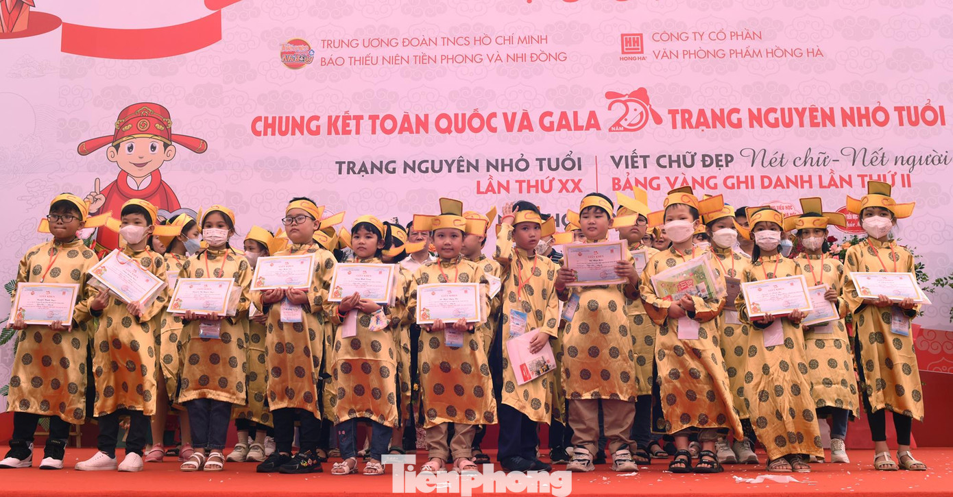 Các thí sinh nhận giải Thám hoa đồng đội của hội thi Trạng nguyên nhỏ tuổi lần thứ 20. Ảnh: Xuân Tùng Các thí sinh nhận giải Thám hoa đồng đội của hội thi Trạng nguyên nhỏ tuổi lần thứ 20. Ảnh: Xuân Tùng
