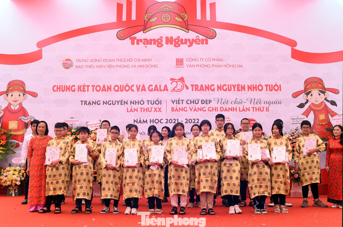 Các thí sinh nhận giải Thám hoa đồng đội của hội thi Bảng vàng ghi danh lần thứ 2. Ảnh: Xuân Tùng Các thí sinh nhận giải Thám hoa đồng đội của hội thi Bảng vàng ghi danh lần thứ 2. Ảnh: Xuân Tùng