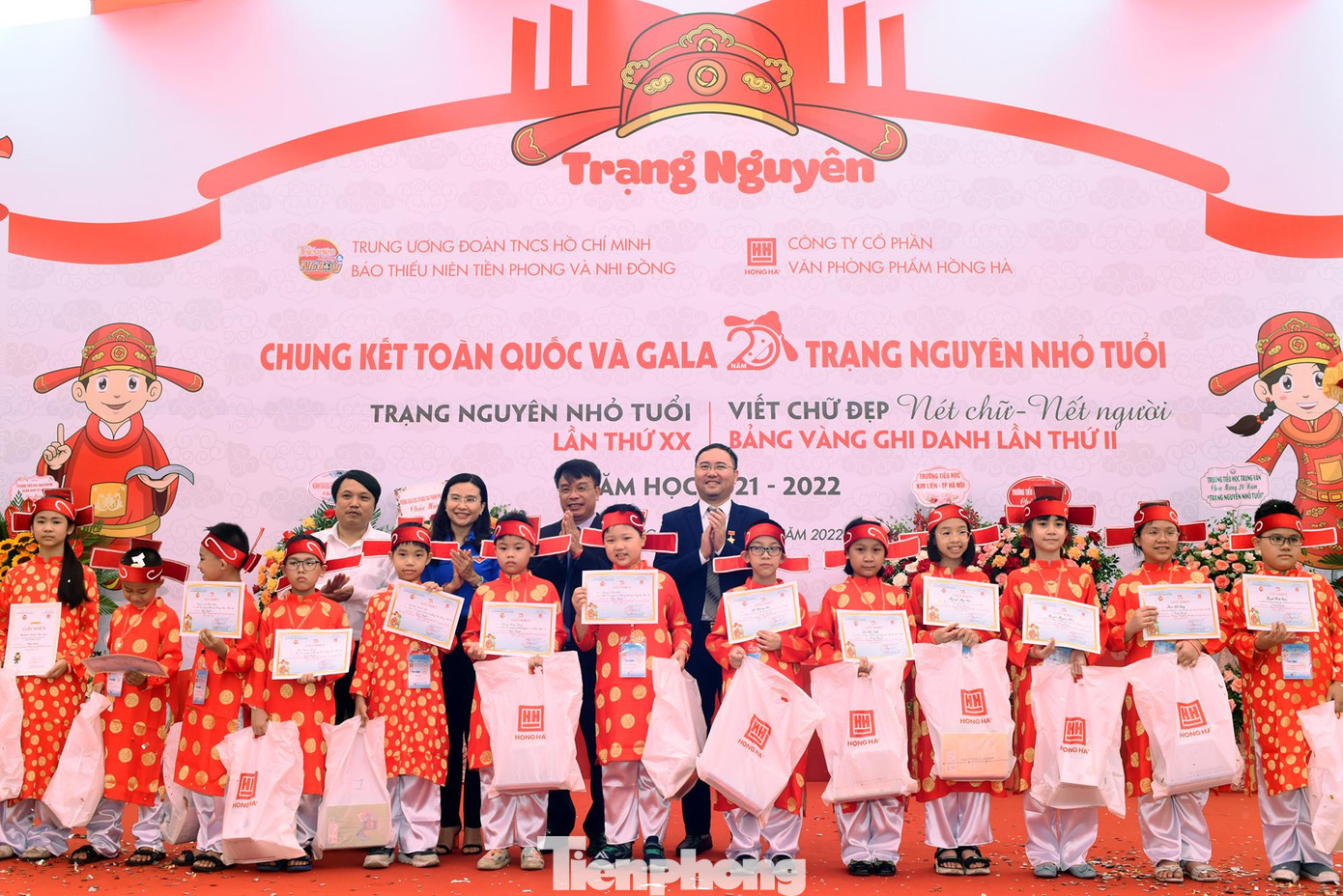 Bí thư T.Ư Đoàn, Chủ tịch Hội đồng Đội T.Ư Nguyễn Phạm Duy Trang và Tổng Biên tập Báo Thiếu niên tiền phong và nhi đồng Nguyễn Phan Khuê, cùng các đại biểu trao thưởng cho 18 thí sinh đoạt giải Trạng nguyên cá nhân. Ảnh: Xuân Tùng Bí thư T.Ư Đoàn, Chủ tịch Hội đồng Đội T.Ư Nguyễn Phạm Duy Trang và Tổng Biên tập Báo Thiếu niên tiền phong và nhi đồng Nguyễn Phan Khuê, cùng các đại biểu trao thưởng cho 18 thí sinh đoạt giải Trạng nguyên cá nhân. Ảnh: Xuân Tùng