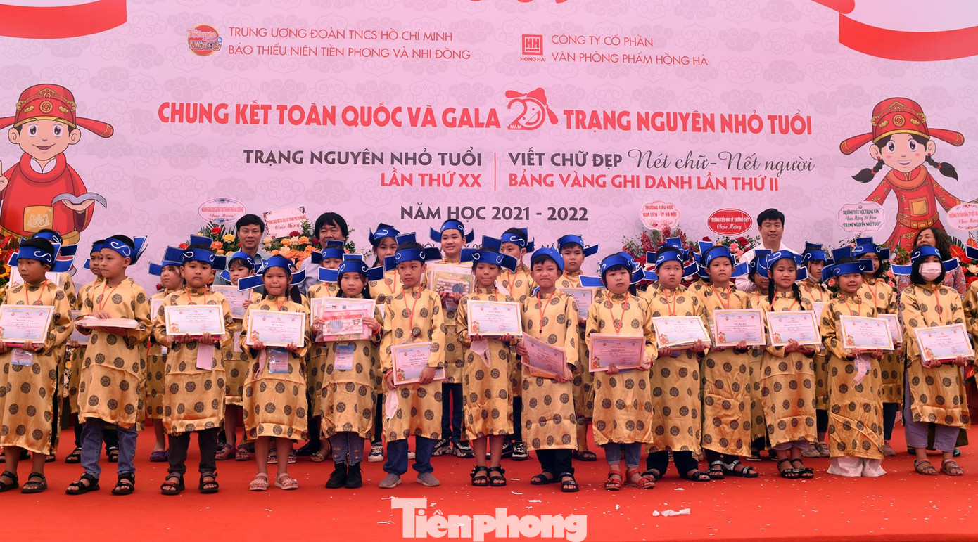Các thí sinh nhận giải Bảng nhãn đồng đội của hội thi Trạng nguyên nhỏ tuổi lần thứ 20. Ảnh: Xuân Tùng Các thí sinh nhận giải Bảng nhãn đồng đội của hội thi Trạng nguyên nhỏ tuổi lần thứ 20. Ảnh: Xuân Tùng
