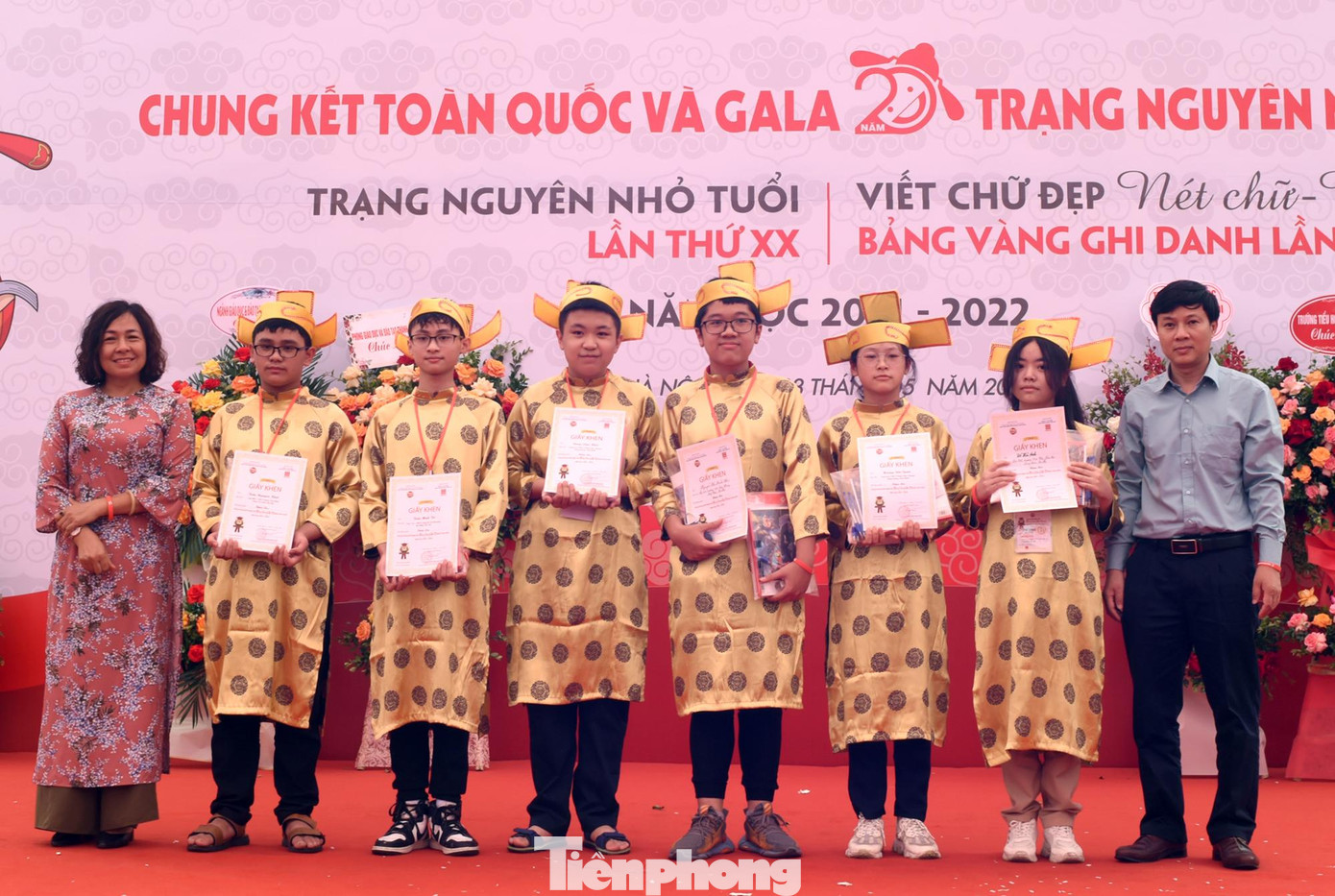 Các thí sinh nhận giải Bảng nhãn đồng đội của hội thi Bảng vàng ghi danh lần thứ 2. Ảnh: Xuân Tùng Các thí sinh nhận giải Bảng nhãn đồng đội của hội thi Bảng vàng ghi danh lần thứ 2. Ảnh: Xuân Tùng