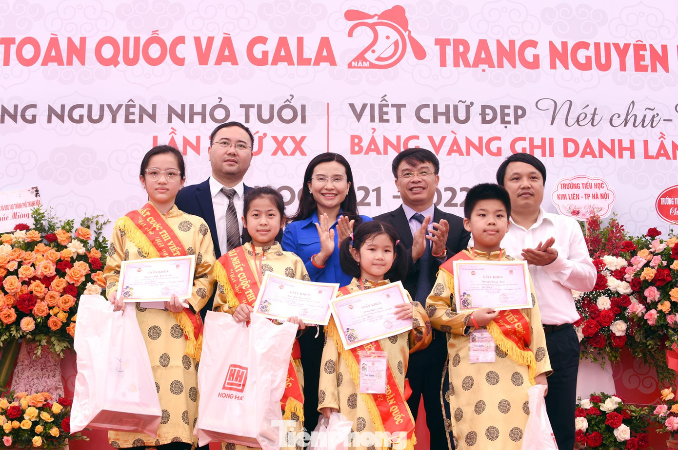 Các thí sinh đoạt giải Nhất Viết chữ đẹp "Nết chữ, nết người" toàn quốc năm học 2021 - 2022. Ảnh: Xuân Tùng Các thí sinh đoạt giải Nhất Viết chữ đẹp "Nết chữ, nết người" toàn quốc năm học 2021 - 2022. Ảnh: Xuân Tùng