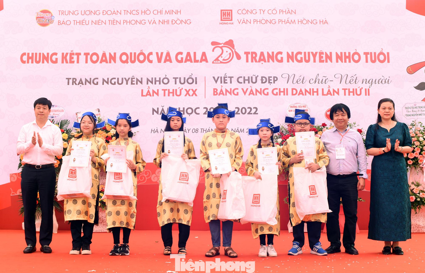 Các thí sinh nhận giải Trạng nguyên đồng đội của hội thi Bảng vàng ghi danh lần thứ 2. Ảnh: Xuân Tùng Các thí sinh nhận giải Trạng nguyên đồng đội của hội thi Bảng vàng ghi danh lần thứ 2. Ảnh: Xuân Tùng