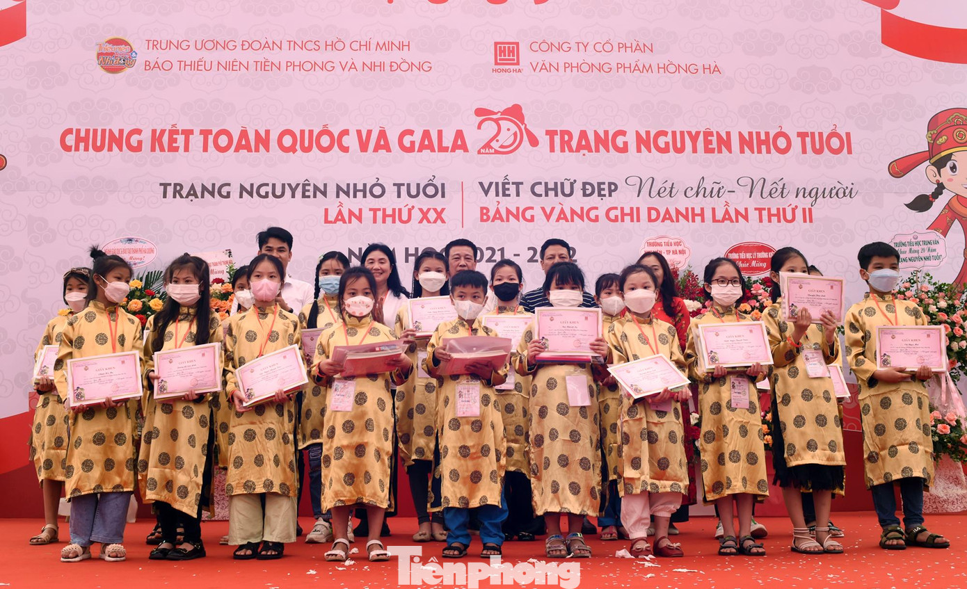 Các thí sinh đoạt giải Ba Viết chữ đẹp "Nết chữ, nết người" toàn quốc năm học 2021 - 2022. Ảnh: Xuân Tùng Các thí sinh đoạt giải Ba Viết chữ đẹp "Nết chữ, nết người" toàn quốc năm học 2021 - 2022. Ảnh: Xuân Tùng