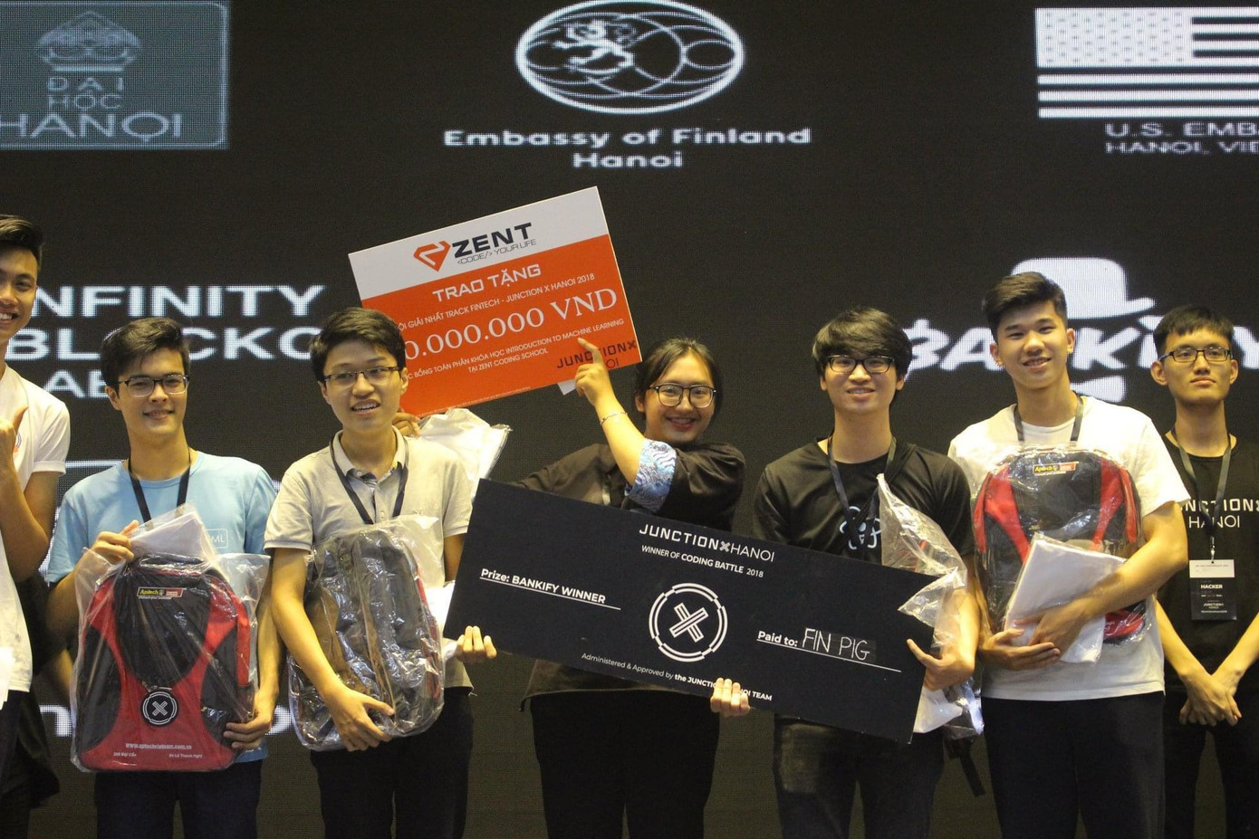Thu Hằng (giữa) cùng các cộng sự đạt giải nhất track Fintech cuộc thi JunctionXHanoi với giải pháp FinPig. Ảnh: NVCC