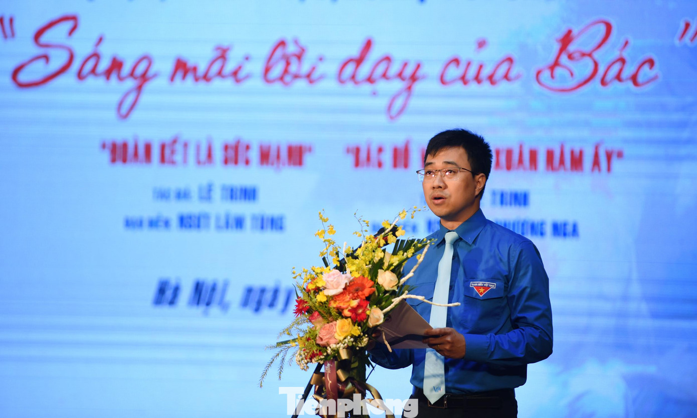 Anh Bùi Hoàng Tùng - Quyền Bí thư Đoàn Khối các cơ quan Trung ương phát biểu khai mạc chương trình. Ảnh: Xuân Tùng