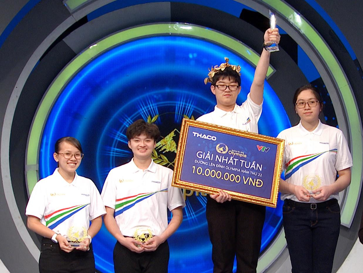 Nam sinh trường THPT chuyên Sơn La Bùi Anh Đức giành được vòng nguyệt quế. Ảnh: FBCT Nam sinh trường THPT chuyên Sơn La Bùi Anh Đức giành được vòng nguyệt quế. Ảnh: FBCT